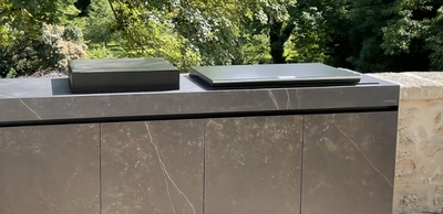 Barbecue grill sur une cuisine d'extérieur
