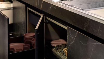 RANGEMENT COUVERTS DANS UNE CUISINE EN MARBRE NOIR