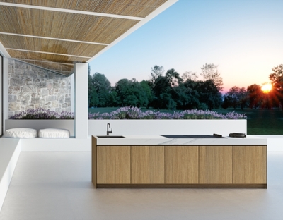 CUISINE D’EXTÉRIEUR BOIS BEIGE ET MARBRE BANC