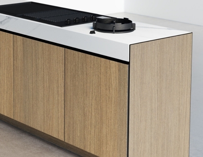 CUISINE D’EXTÉRIEUR BOIS BEIGE ET MARBRE BANC