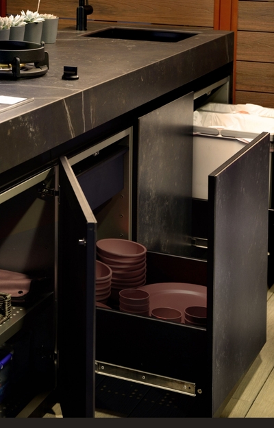 RANGEMENT D'ASSIETTE DANS UNE CUISINE D’EXTÉRIEUR NOIRE