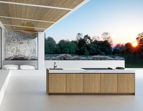 CUISINE D’EXTÉRIEUR BOIS BEIGE ET MARBRE BANC