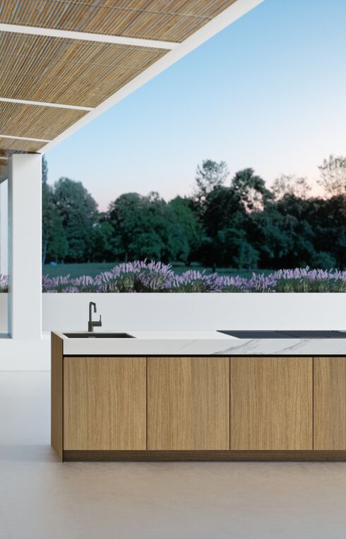 CUISINE D’EXTÉRIEUR BOIS BEIGE ET MARBRE BANC