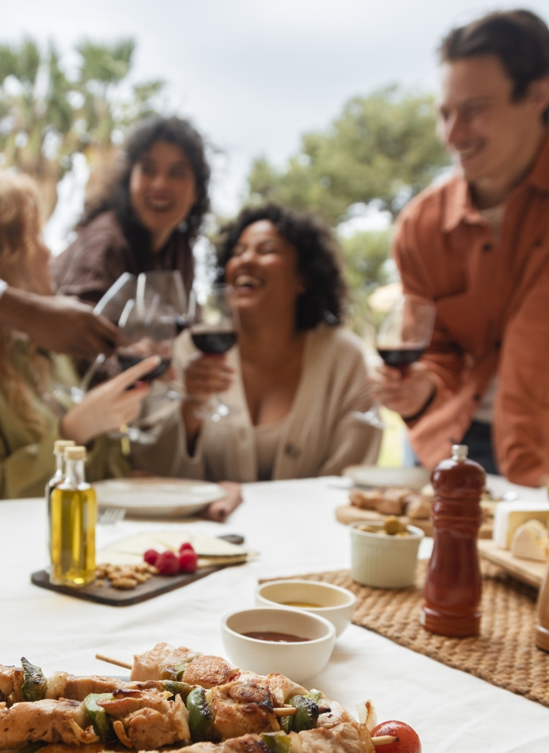 Déjeuner entre amis autour d'une cuisine d'extérieur