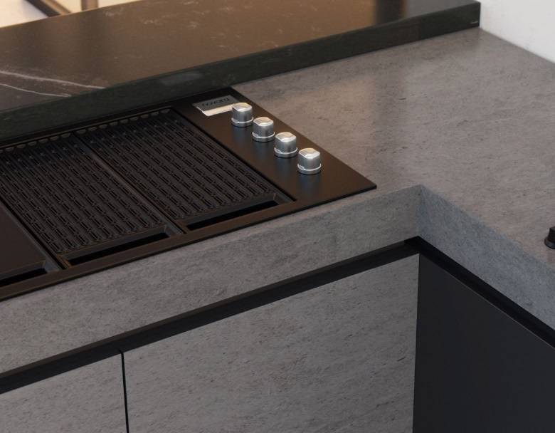 RÉGLAGE GRILL SUR CUISINE D'EXTERIEUR GRISE FONCÉE