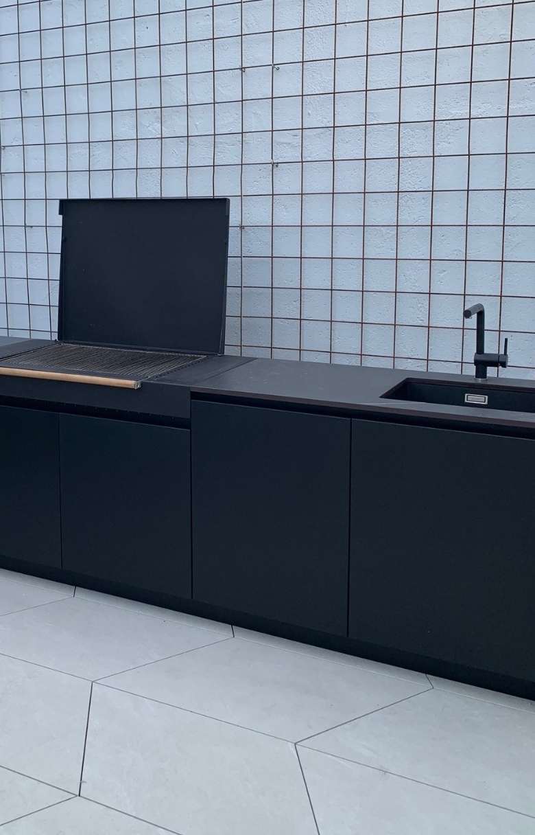 Cuisine d'extérieur noir avec façade noir avec carrelage blanc