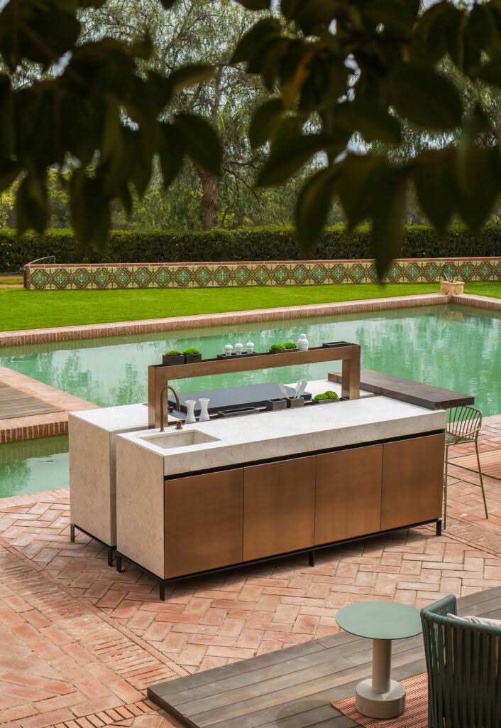 Photo cuisine extérieur à coté d'une piscine